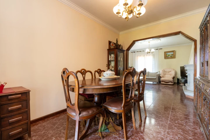 Dining room with round table and chandelier